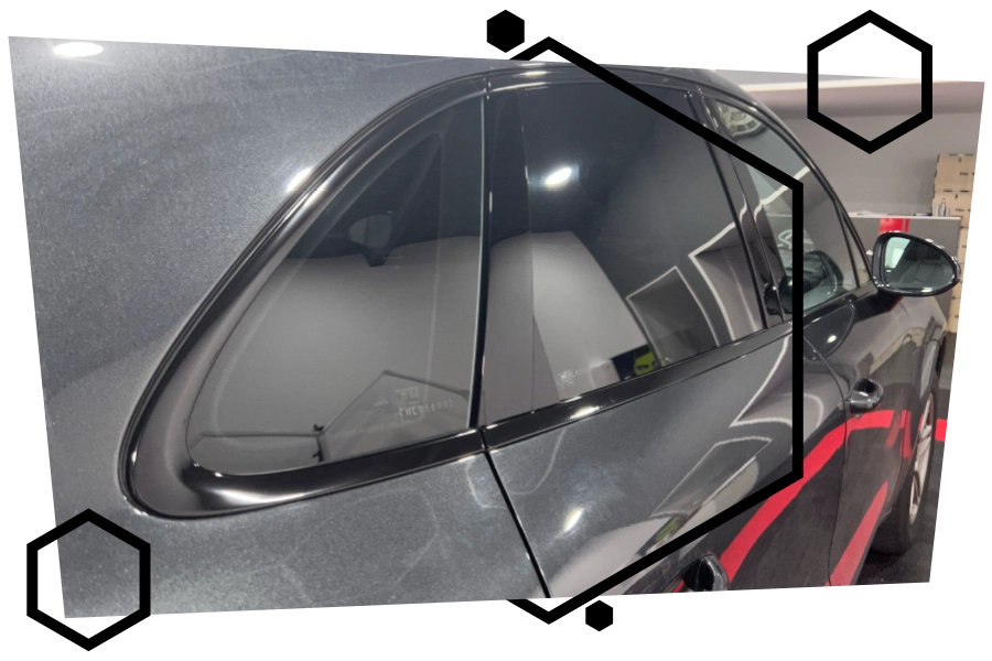 Pose d'un covering noir brillant sur le toit et becquet d'une Audi